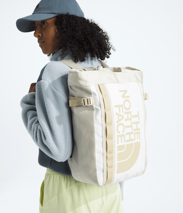 Base Camp Tote Pack TNF MODELBACK