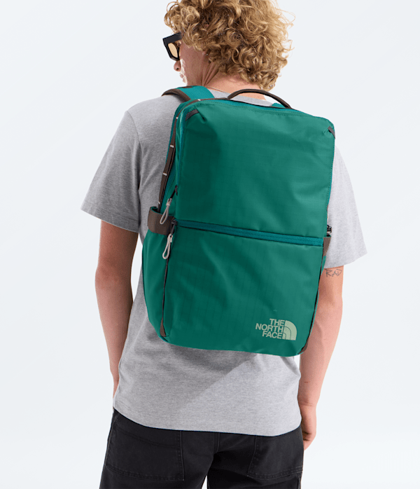 Base Camp Voyager Daypack  26L TNF MODELBACK