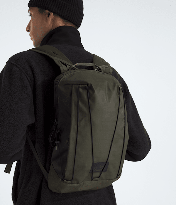 Base Camp Voyager Pro Lightweight Pack  15L TNF New Taupe GreenTNF Black MODELBACK