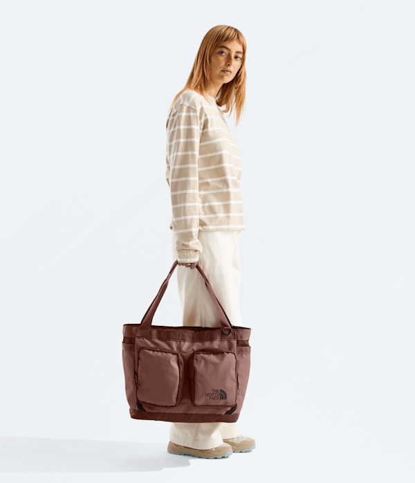 Base Camp Voyager Tote TNF MODELBACK