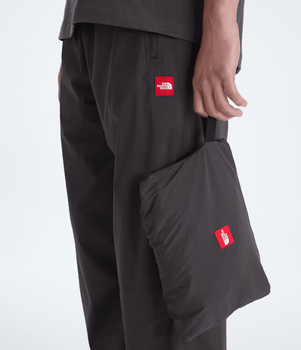 Mens TNF Red Box Packable Hooded Wind Jacket TNF MODELALT6