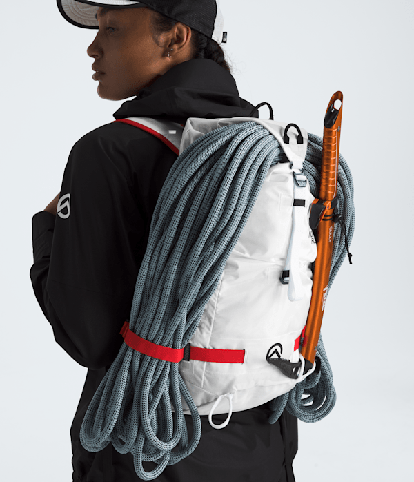 Summit Series Verto 18 Backpack TNF MODELBACK