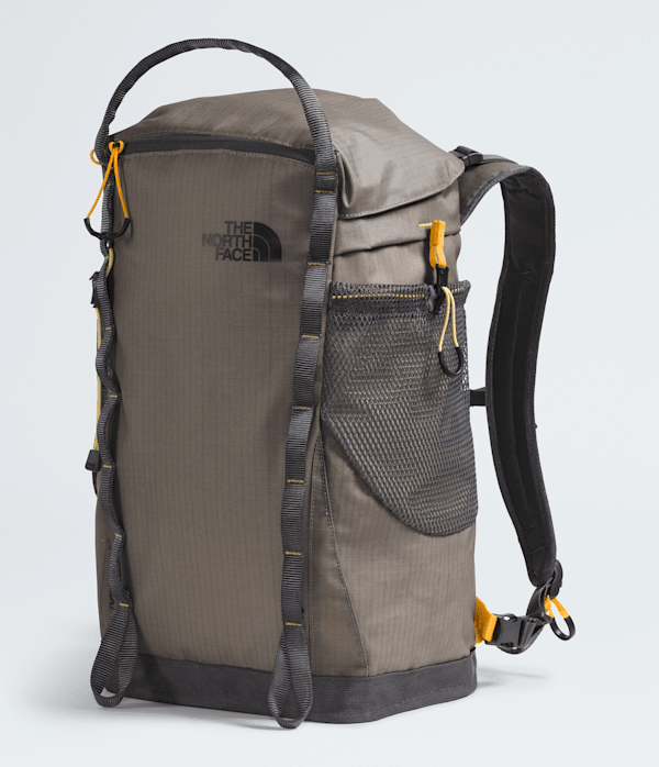Universal Daypack  20L TNF FRONT34